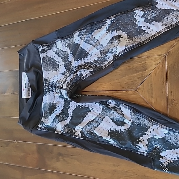 Arthletic snakeskin tights with mesh inserts size small - Picture 2 of 6